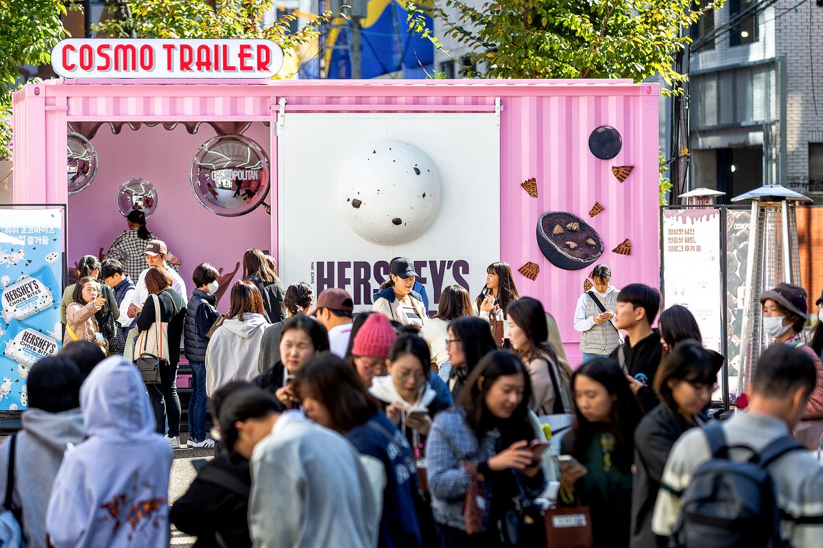 이벤트 참여 중인 방문객, 허쉬 신제품으로 브랜딩한 카페 쎈느 전경