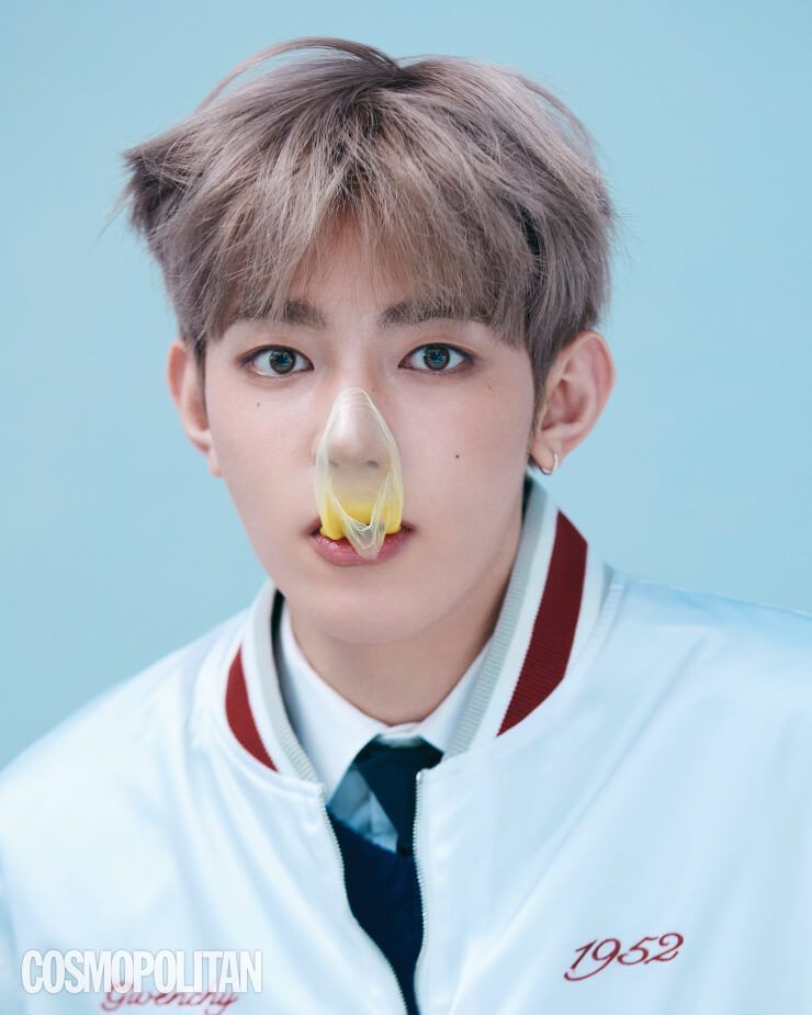 하프집업, 니트 톱, 셔츠, 타이 모두 지방시. 귀고리 쿼르코어.