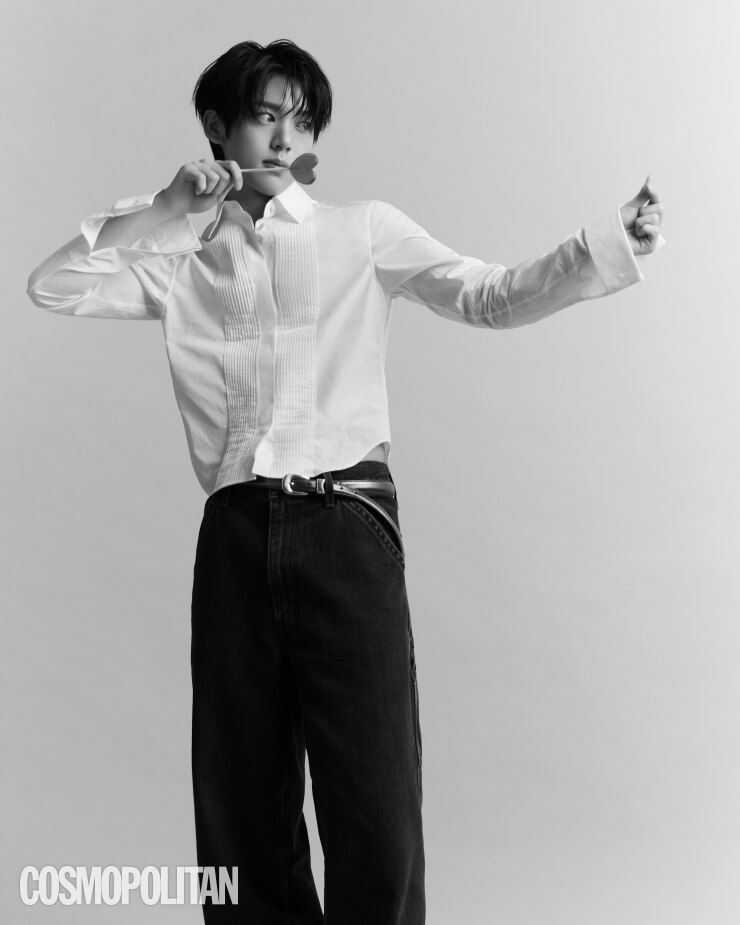 셔츠 로에베. 데님 팬츠 리바이스. 벨트 스타일리스트 소장품.