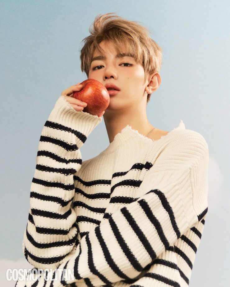 니트 톱 마르니. 귀고리, 목걸이 모두 쿼르코어.