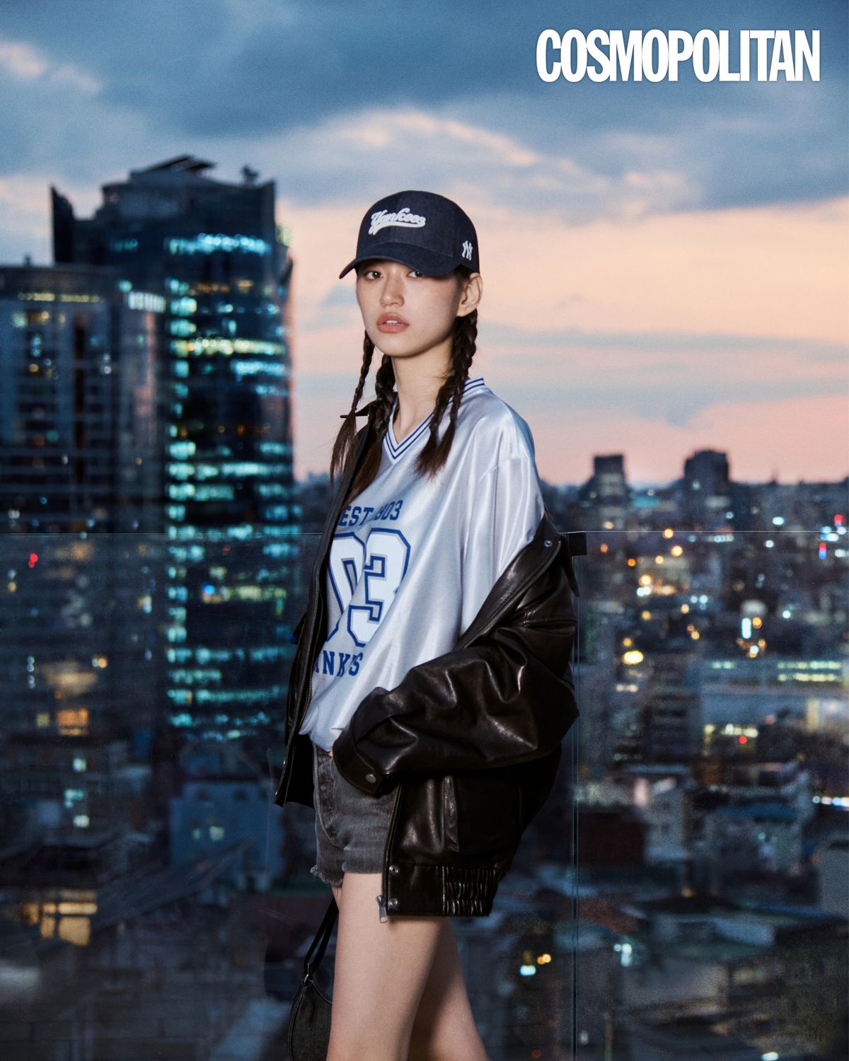 레터링 데님라이크 언스트럭쳐 볼캡, MLB만의 헤리티지를 담은 바시티 넘버 사커져지 브이넥 오버핏 티셔츠, 베이직 데님 호보백은 모두 MLB.