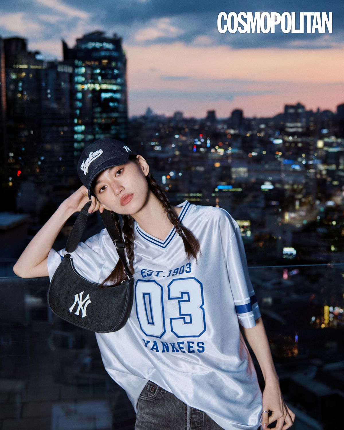 레터링 데님라이크 언스트럭쳐 볼캡, MLB만의 헤리티지를 담은 바시티 넘버 사커져지 브이넥 오버핏 티셔츠, 베이직 데님 호보백은 모두 MLB.