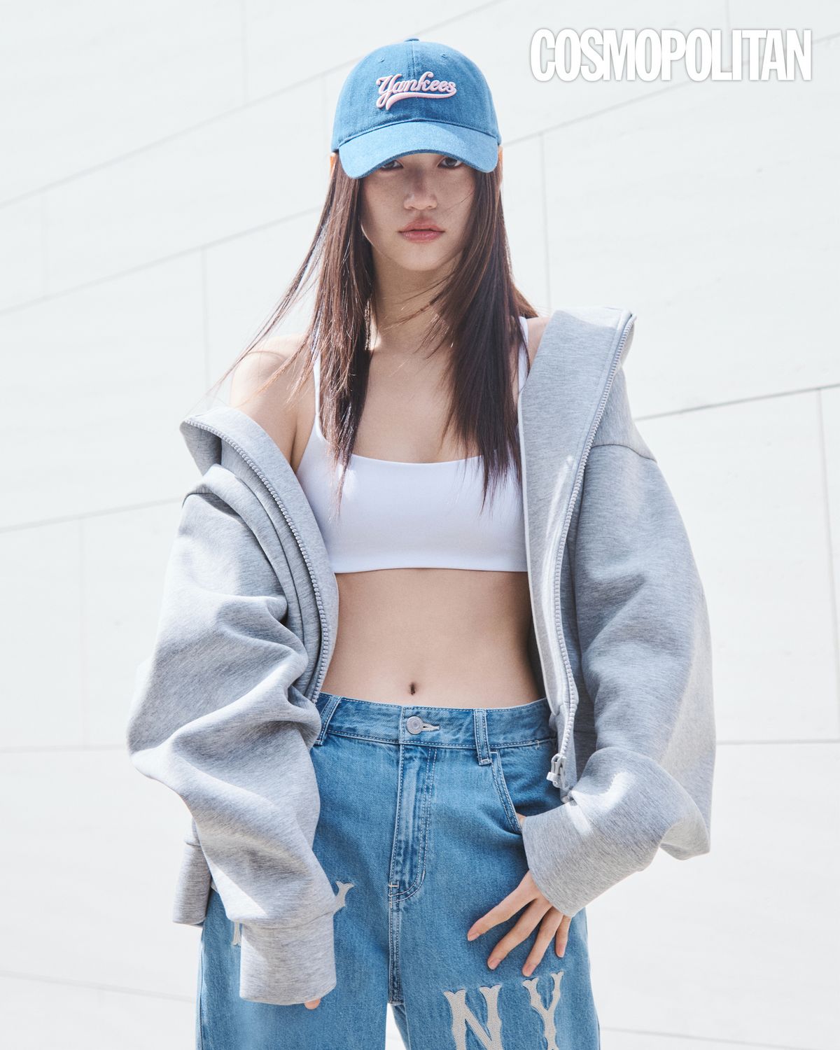 레터링이 포인트인 컬시브 데님 볼캡, MLB의 쿠퍼스 로고를 멀티 체인 로고 직자수로 표현해 프리미엄 무드를 강조한 와이드 데님 팬츠는 모두 MLB.