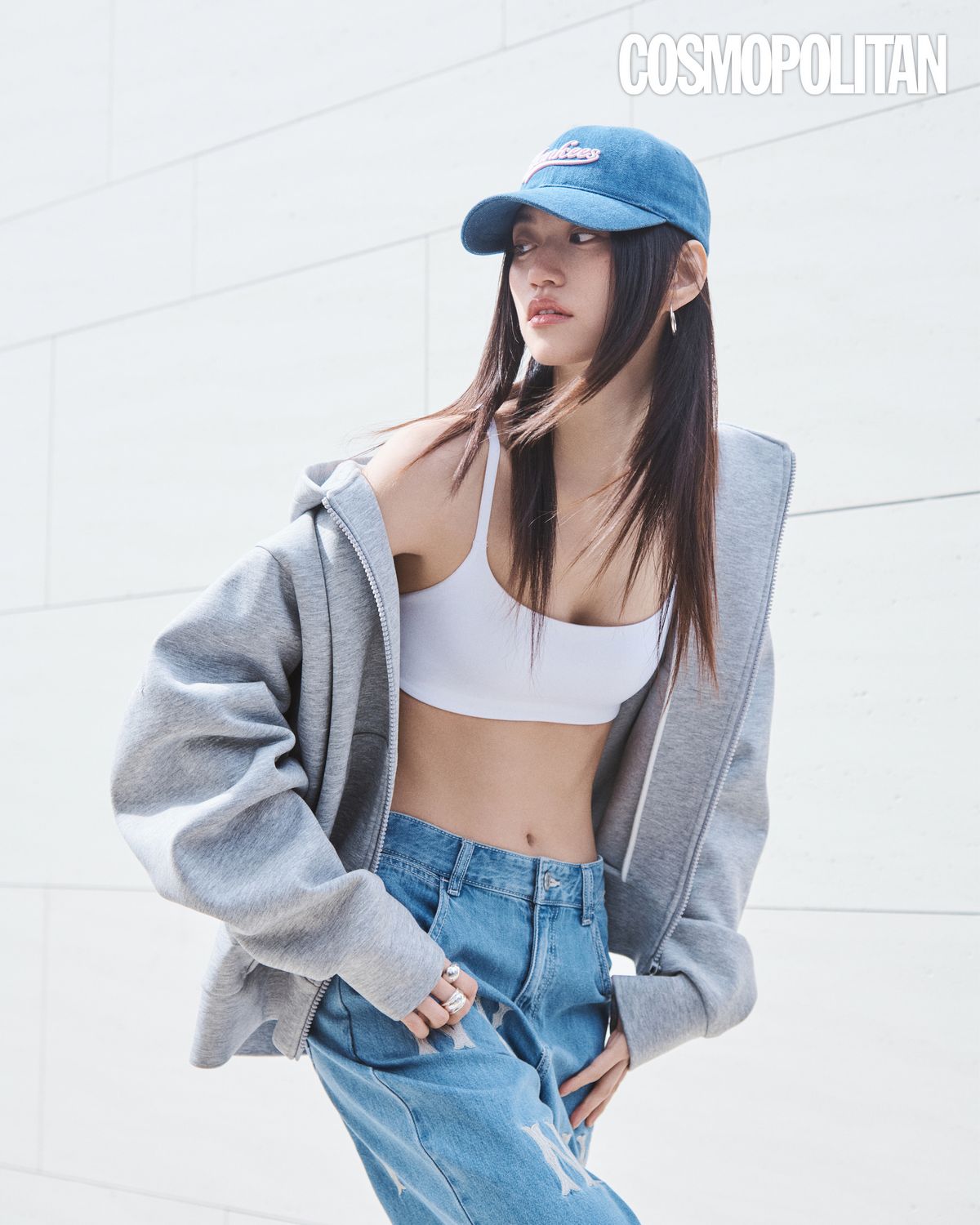 레터링이 포인트인 컬시브 데님 볼캡, MLB의 쿠퍼스 로고를 멀티 체인 로고 직자수로 표현해 프리미엄 무드를 강조한 와이드 데님 팬츠는 모두 MLB.