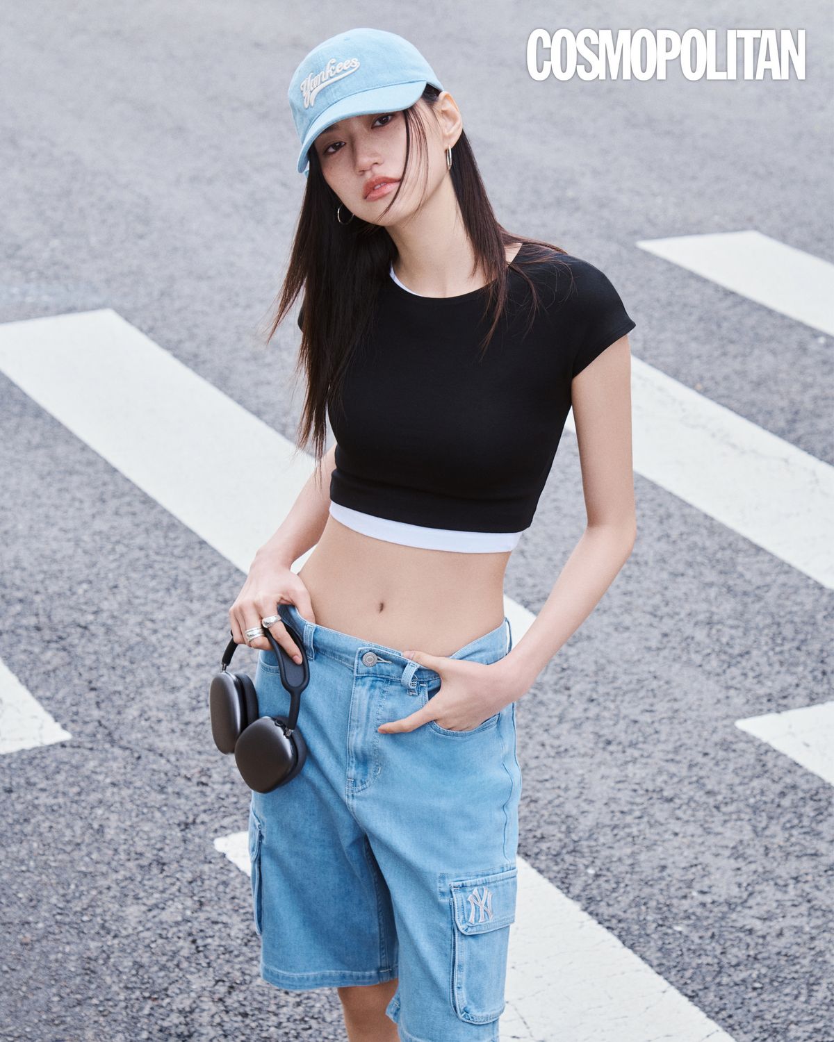 얼굴이 작아보이는 깊이감과 핏이 특징인 데님 레터링 볼캡, 베이직 미디움 로고 카고 데님 숏팬츠, 카고 디테일 숏팬츠는 모두 MLB.