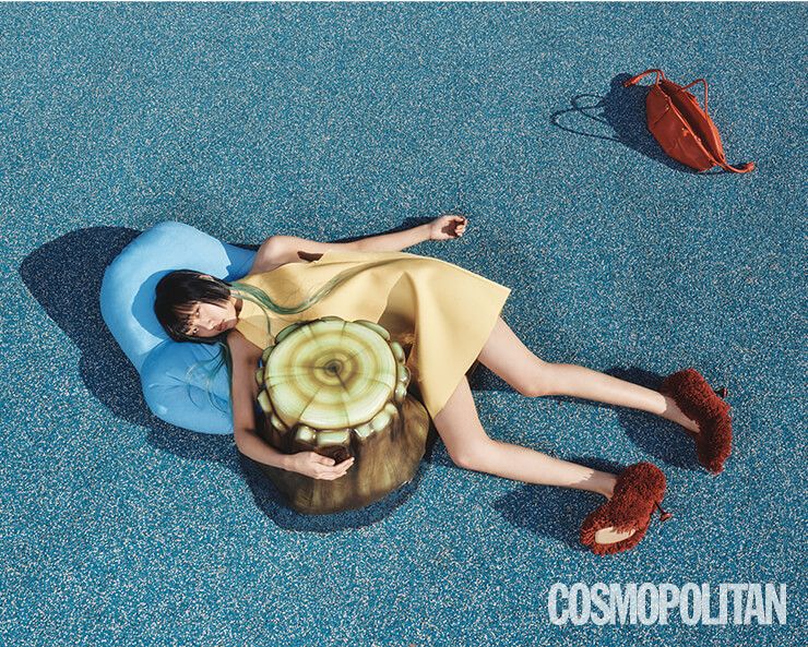홀터넥 미니드레스 가격미정 웰던. 토트백 3백80만원, 펌프스 3백60만원 모두 로에베.