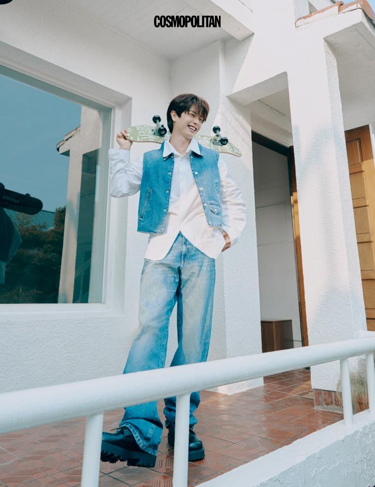 데님 베스트, 셔츠, 데님 팬츠, 슈즈 모두 Givenchy.