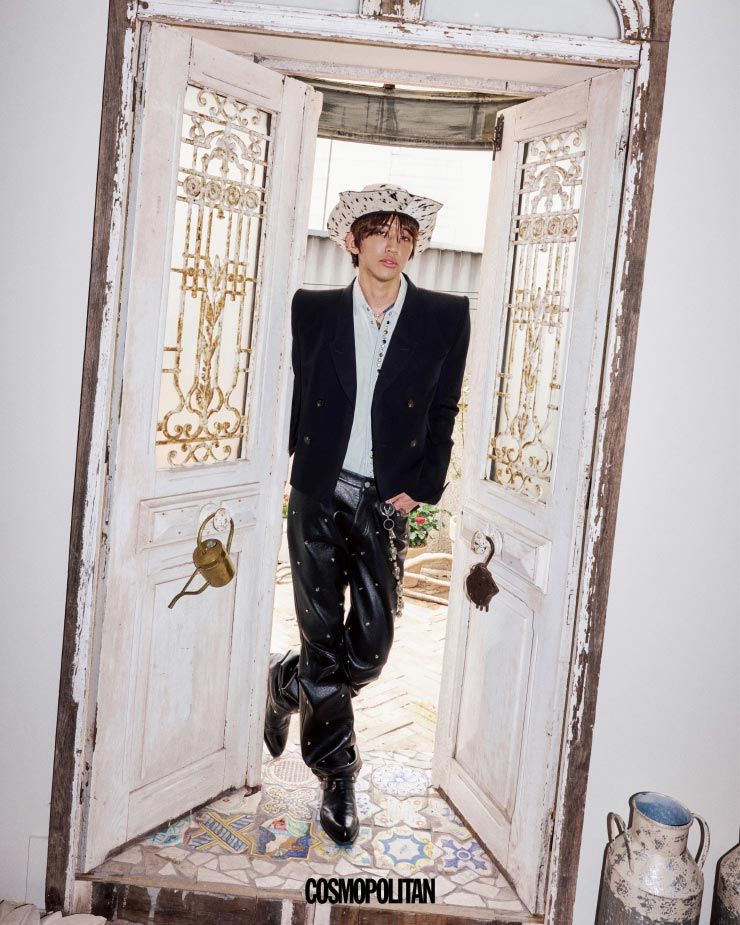 재킷 Rick Owens. 셔츠, 반지 모두 Golden Goose. 팬츠 Sankuanz. 슈즈 Yowe. 목걸이, 팔찌 모두 Mareyoon. 이어 커프 Peak14. 모자, 팬츠 체인 스타일리스트 소장품. 