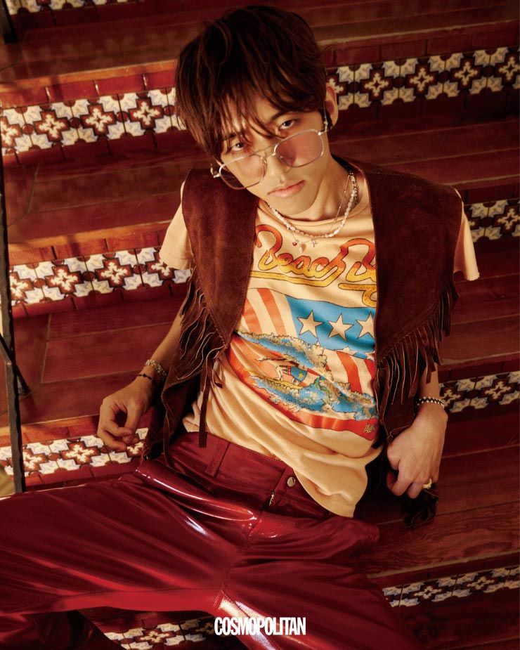 베스트 Highway Vintage. 팬츠 Labeless. 선글라스 Gentle Monster. 진주 목걸이 Libertiworko. 실버 목걸이 Idts. 팔찌 모두 Kitshxpeepee. 티셔츠 스타일리스트 소장품. 반지 에디터 소장품. 