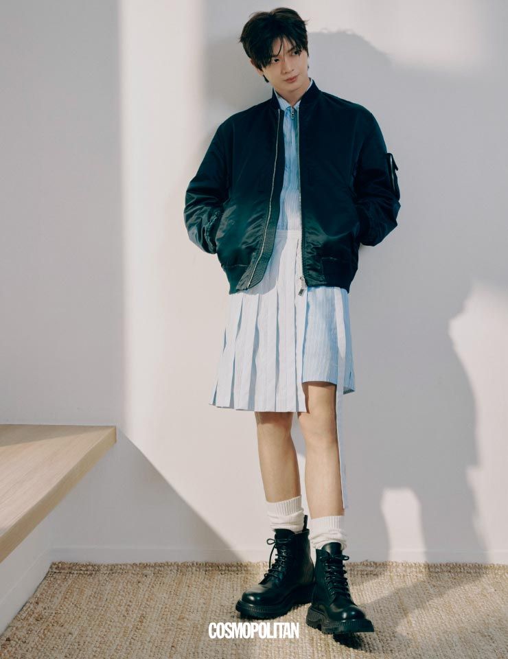 봄버 재킷, 스트라이프 셔츠, 쇼츠, 스커트, 양말, 부츠 모두 Dior.