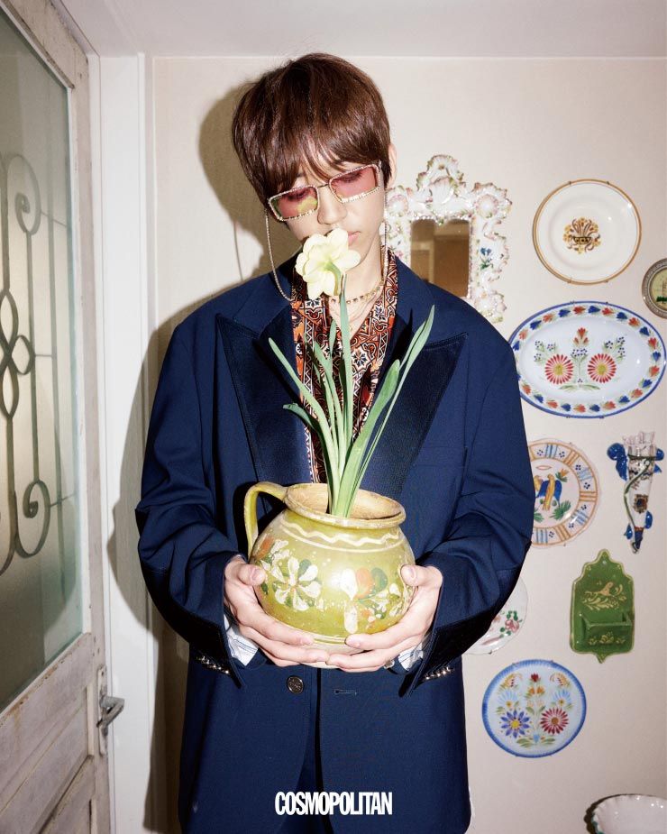 재킷, 셔츠, 팬츠 모두 Etro. 선글라스 Gucci. 골드 목걸이, 반지 모두 Acbine. 큐빅 목걸이 스타일리스트 소장품.