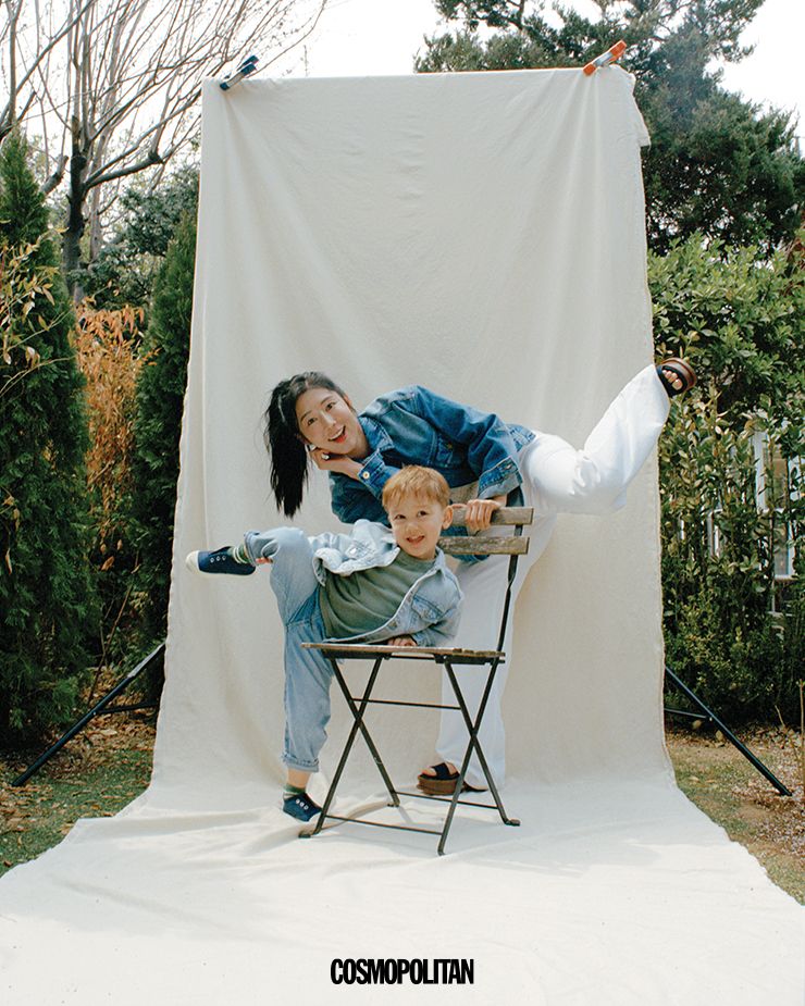 (사유리)데님 재킷 Jacquemus. 팬츠 Zara. 플랫폼 슈즈 Gabriela Hearst. (젠)데님 재킷, 데님 팬츠 모두 Zara Kids. 이너 톱, 양말, 스니커즈 스타일리스트 소장품.