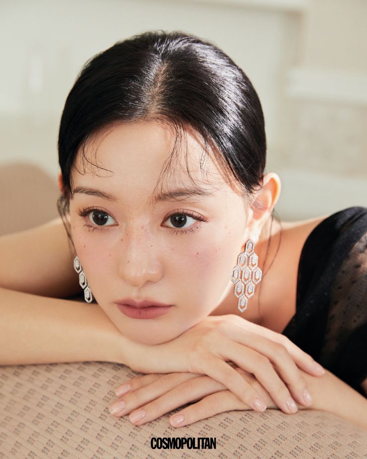 화이트 골드에 다이아몬드를 세팅한 세르펜티 이어링 가격미정 Bvlgari. 드레스 Bernadette by Net-A-Porter. 