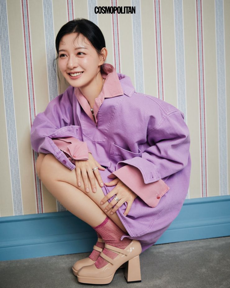 화이트 골드에 나선을 따라 다이아몬드를 세팅한 비제로원 네크리스 6백90만원, 비제로원 네크리스 3백16만원, (오른손)다이아몬드를 세팅한 비제로원 링 8백90만원, (왼손)비제로원 링 9백50만원 모두 Bvlgari. 셔츠 모두 Max Mara. 슈즈 Nodaleto. 양말 스타일리스트 소장품. 