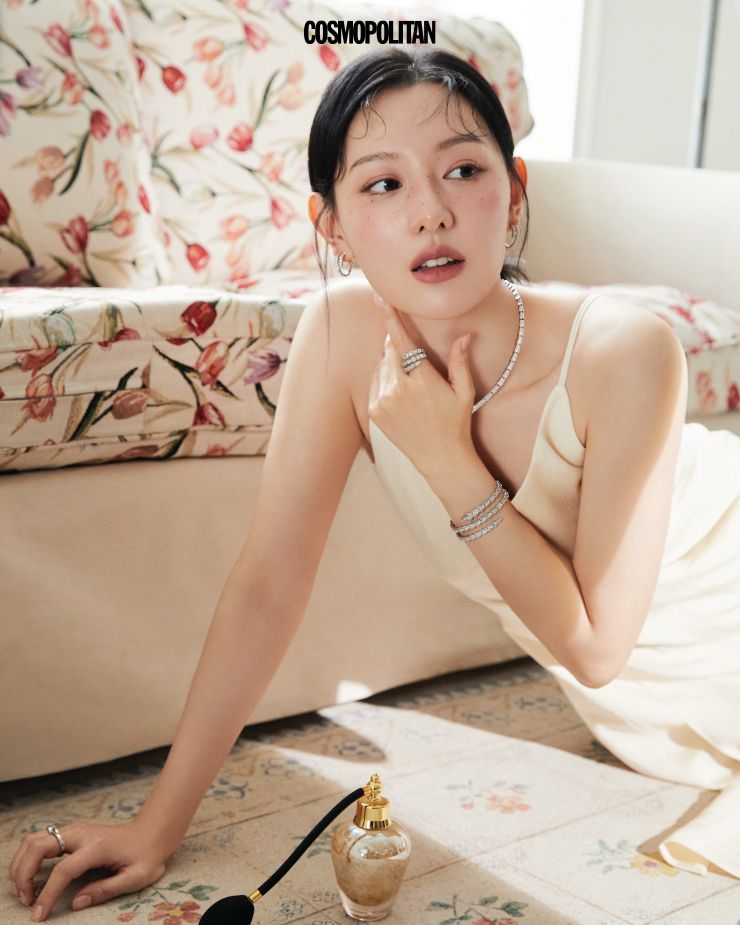 화이트 골드에 다이아몬드를 세팅한 세르펜티 이어링 1천6백40만원, 세르펜티 네크리스 가격미정, 세르펜티 브레이슬릿 가격미정, (오른손)화이트 골드 세르펜티 링 3백35만원, (왼손)다이아몬드를 세팅한 세르펜티 링 2천4백50만원 모두 Bvlgari. 슬립 드레스 Recto. 