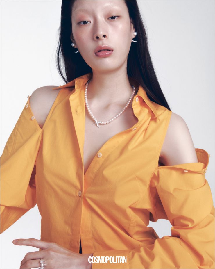 화이트 골드에 진주와 다이아몬드를 세팅한 데인저 호른 다이아몬드 파베 이어링, 네크리스, 화이트 골드에 진주와 다이아몬드를 세팅한 데인저 팡 링 모두 가격미정 Tasaki. 톱 Eudon Choi.