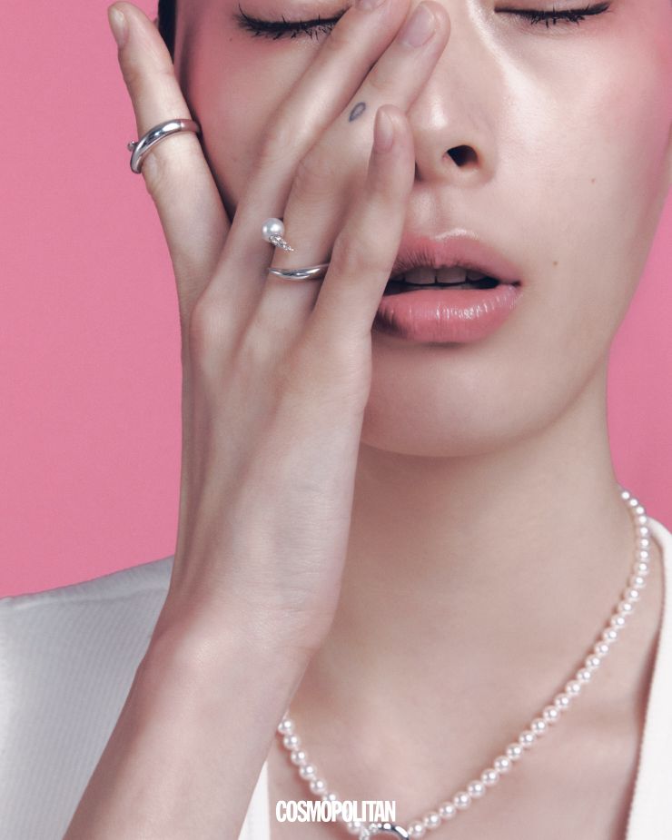 진주와 화이트 골드에 다이아몬드를 세팅한 데인저 호른 플러스 다이아몬드 파베 네크리스, (위부터)데인저 호른 플러스 다이아몬드 파베 링, 진주를 세팅한 데인저 호른 플러스 다이아몬드 파베 링 모두 가격미정 Tasaki. 톱 에디터 소장품.