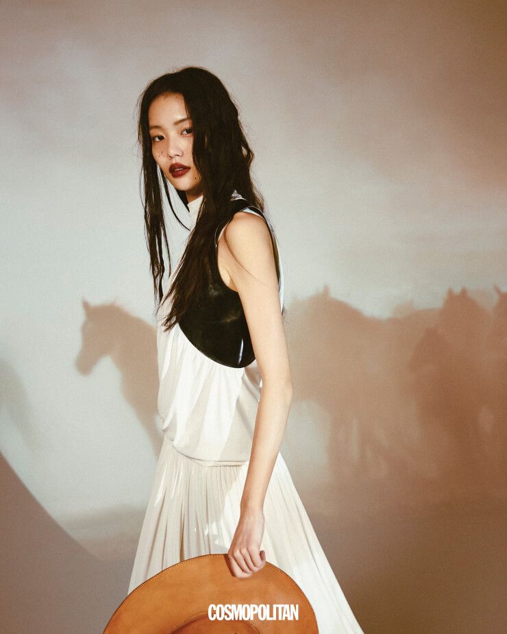 롱 드레스 가격미정 Ferragamo. 카우보이 모자 에디터 소장품.