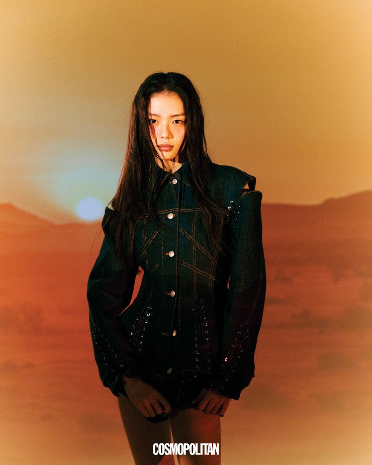 데님 재킷 8백20만원대, 데님 마이크로 쇼츠 2백30만원대 모두 Alexander McQueen.