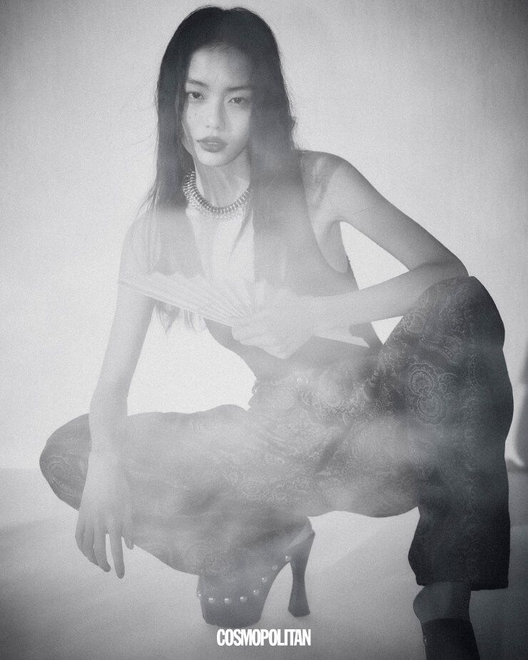 슬리브리스 톱, 목걸이 모두 가격미정 Bottega Veneta. 팬츠, 뮬 모두 가격미정 Etro.