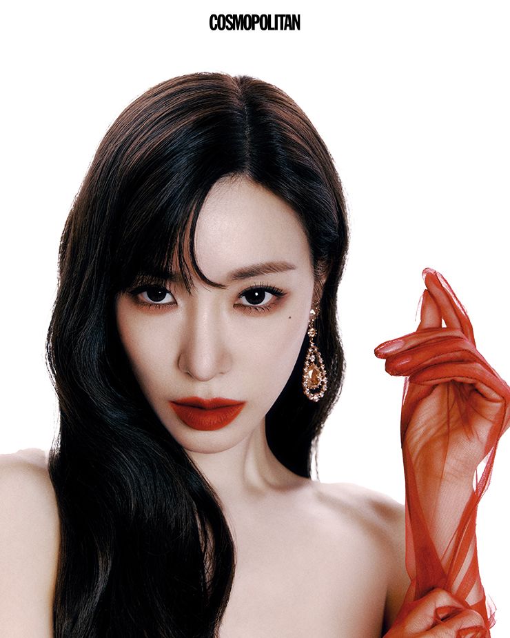 튜브 미니드레스 Lehho. 귀고리 Tani by Minetani. 장갑 스타일리스트 소장품.