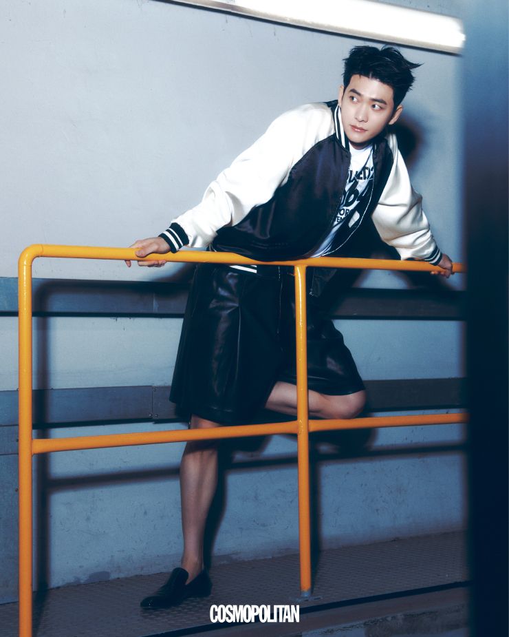 블루종 Circusfalse. 이너 톱 Dsquared2. 레더 쇼츠 Sacai. 목걸이 Charlotte Kim. 슈즈 Christian Louboutin.