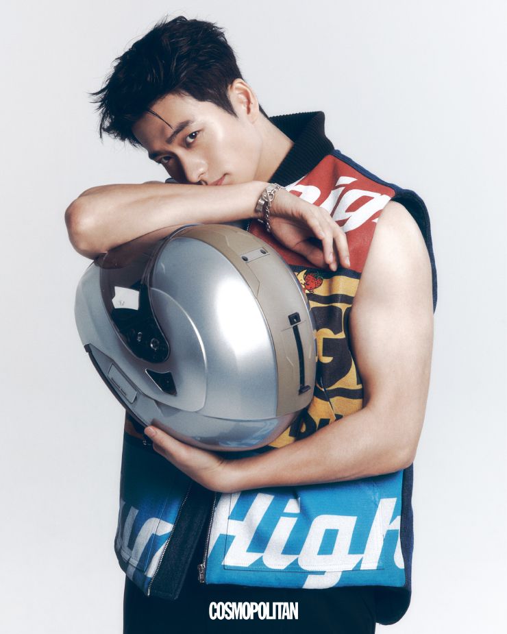 베스트 Sky High Farm Universe by G.Street 494. 팬츠 Etro. 팔찌 bulletto.