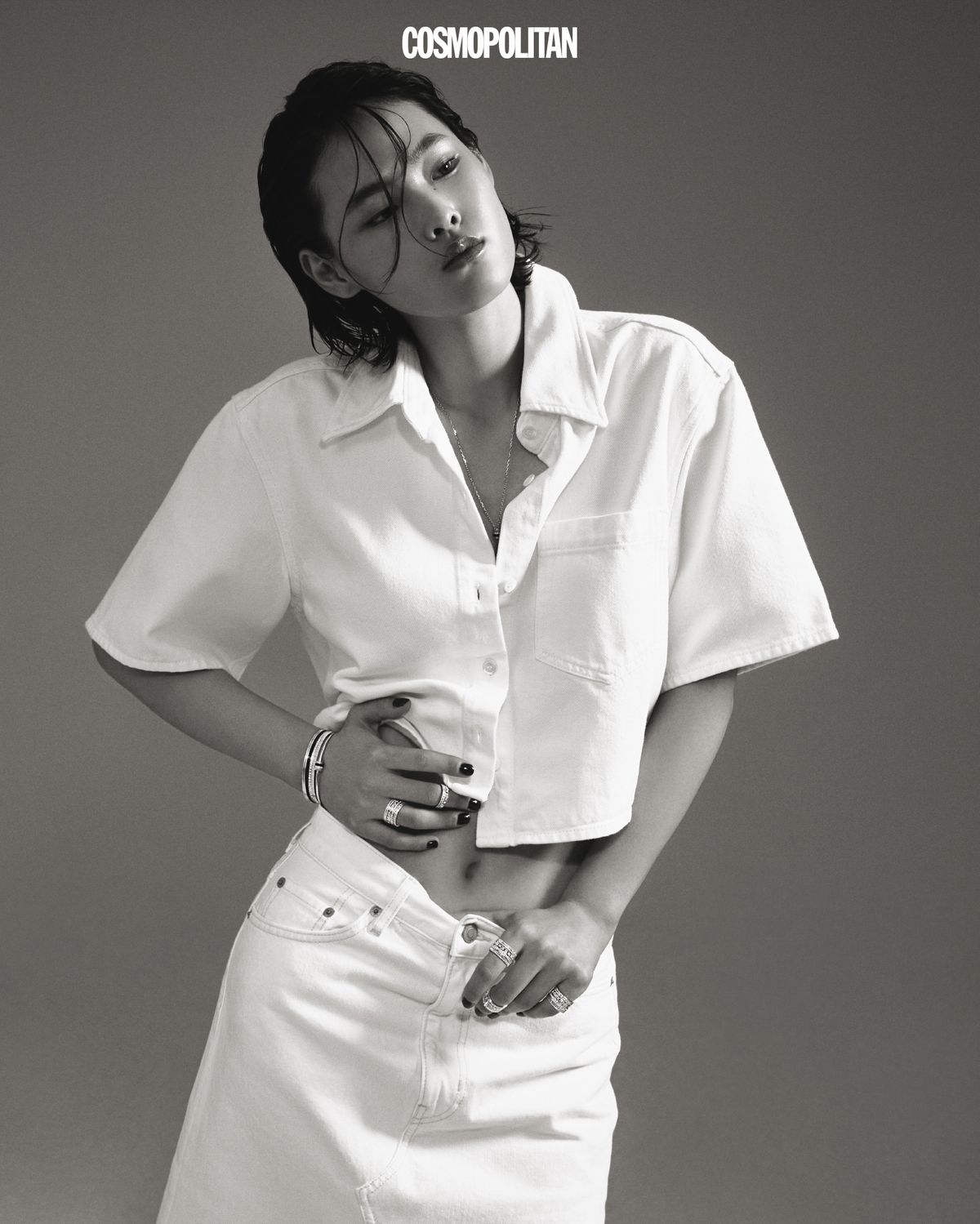 블랙 에디션 스몰 타이 네크리스 9백만원대, 블랙 에디션 라지 뱅글 4천만원대, 블랙 에디션 뱅글 6백만원대, 오른손 중지에 착용한 레디언트 에디션 라지 웨딩 밴드 2천만원대, 오른손 약지와 왼손 검지, 중지, 소지에 착용한 레디언트 에디션 링 각각 6천만원대 모두 콰트로 컬렉션 Boucheron. 데님 셔츠, 데님 스커트 모두 Cos.