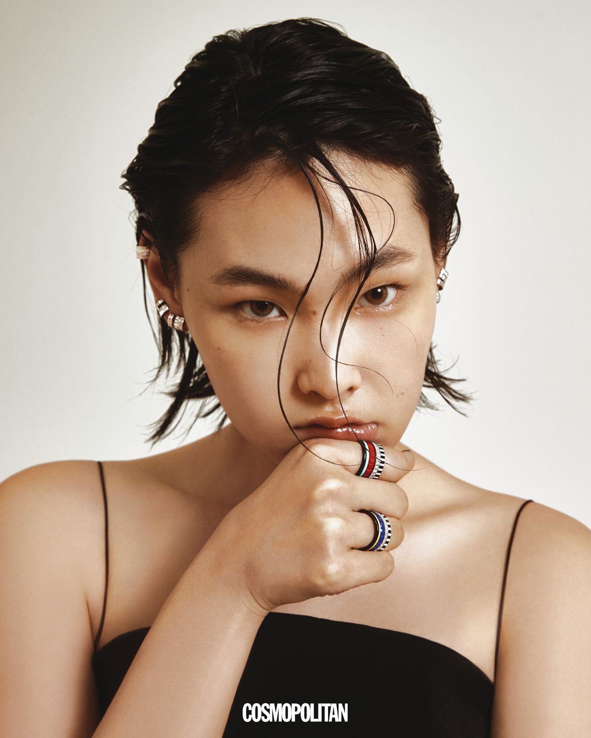 오른쪽 귀에 착용한 더블 화이트 에디션 싱글 클립 이어링과 블랙 에디션 싱글 클립 이어링 각각 4백만원대, 오른쪽 귓볼과 왼쪽 귀에 착용한 레디언트 에디션 화이트 골드 이어 클립 각각 4백만원대, 왼쪽 귓볼에 착용한 블랙 에디션 싱글 클립 이어링 4백만원대 모두 콰트로 컬렉션. 푸이상스 콰트로 링 모두 가격미정 2023 캡슐 컬렉션 Boucheron. 드레스 Jacquemus.