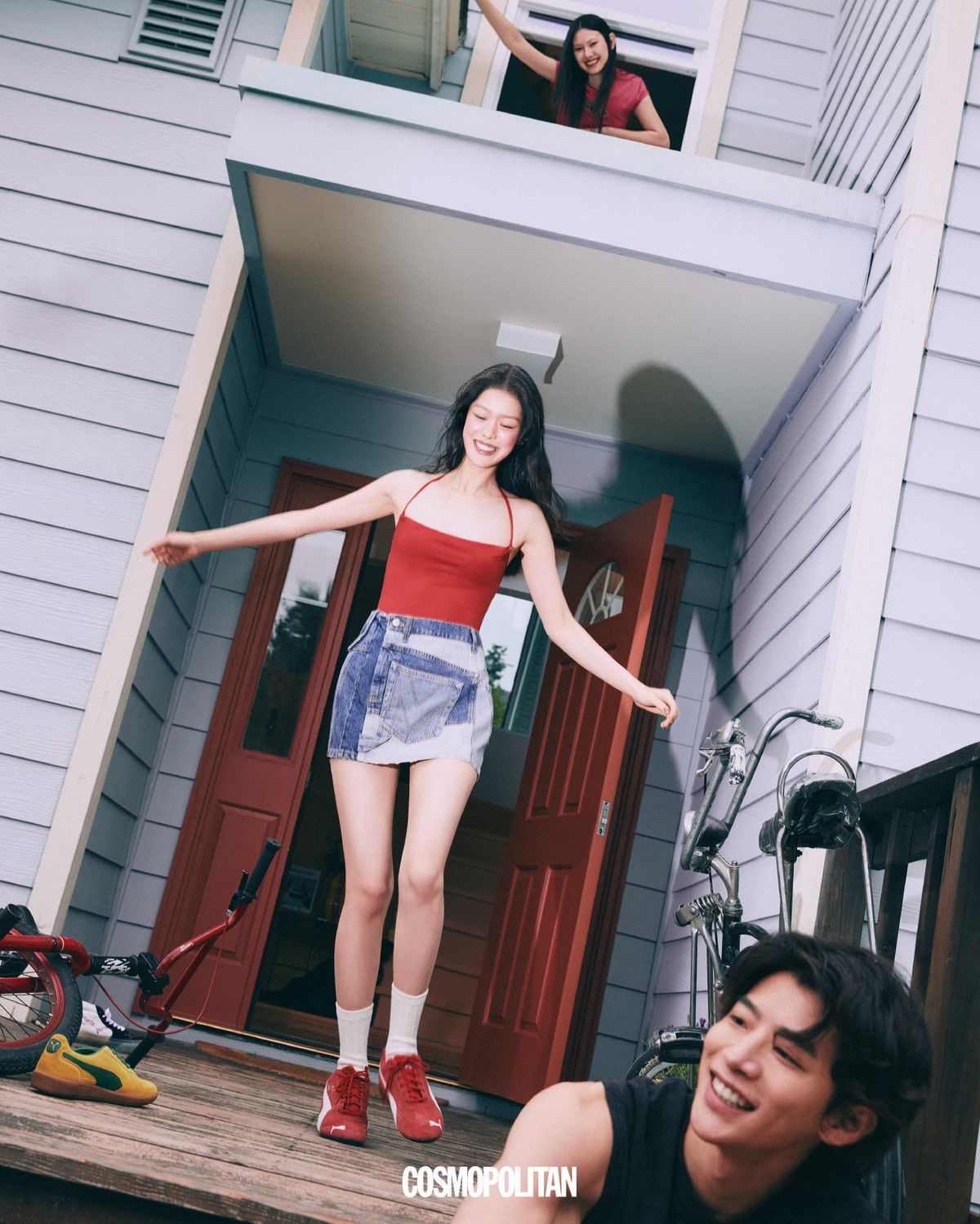 (아라)티셔츠 가격미정 Diesel. (성민)보디슈트 2만9천9백원 H&M. 데님 미니스커트 1백18만5천원 Marc Jacobs. 스니커즈 13만9천원 Puma. 양말 에디터 소장품. (이안)슬리브리스 티셔츠 59만8천원 Isabel Marant. 바닥에 놓인 화이트 스니커즈 18만5천원 VansxPalm Angels. 옐로우 스니커즈 19만9천원 Puma.