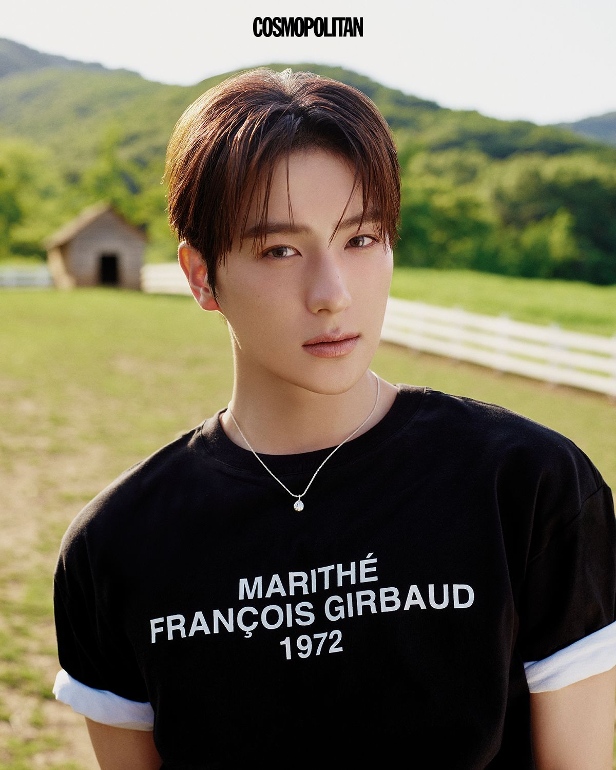 레터링 로고 오버사이즈 티셔츠 4만9천원 Marithé François Girbaud. 레이어드로 착용한 티셔츠, 목걸이 스타일리스트 소장품.