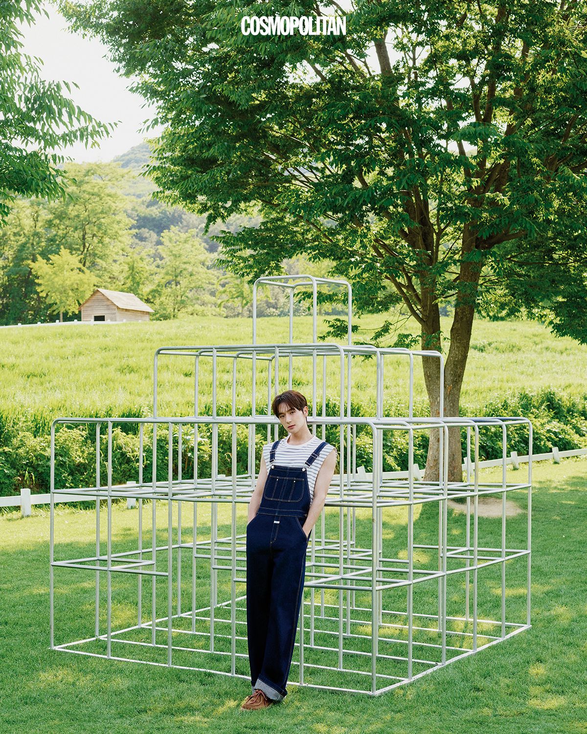 데님 오버올 24만9천원 Marithé François Girbaud. 슬리브리스 톱, 슈즈 스타일리스트 소장품.