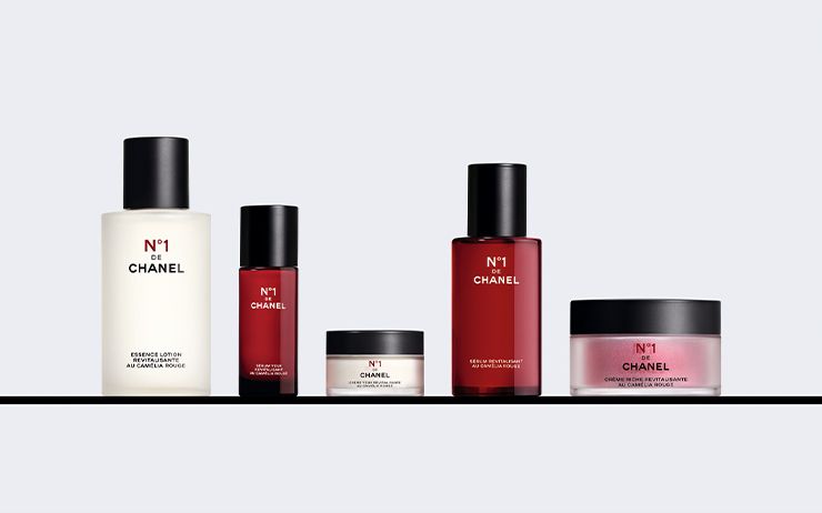 (왼쪽부터) N°1 DE CHANEL 레드 까멜리아 에센스 로씨옹 100ml 13만2천원, N°1 DE CHANEL 레드 까멜리아 아이 세럼 15ml 14만9천원, 리필 12만6천원, N°1 DE CHANEL 레드 까멜리아 아이 크림 15g 11만9천원, N°1 DE CHANEL 레드 까멜리아 세럼 50ml 22만원, 100ml 28만6천원, N°1 DE CHANEL 레드 까멜리아 리치 크림 50g 15만원, 리필 12만2천원.