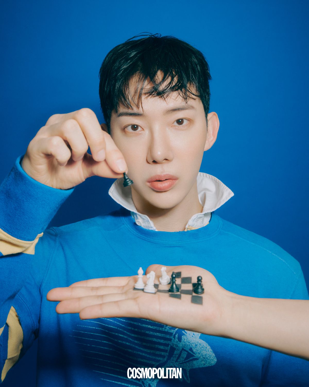 티셔츠 골든구스. 이너 톱, 슈즈 모두 폴로 랄프 로렌.
