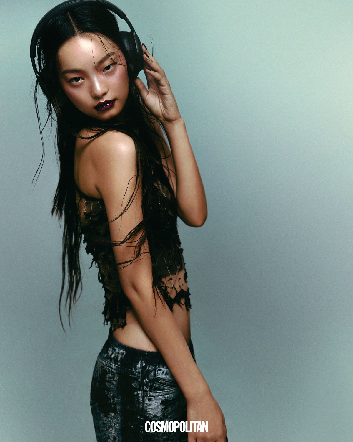 퍼펙트 블랙 네일(코핀) 1만2천원대 Finger Suit. 시스루 톱, 데님 팬츠 모두 가격미정 Diesel.