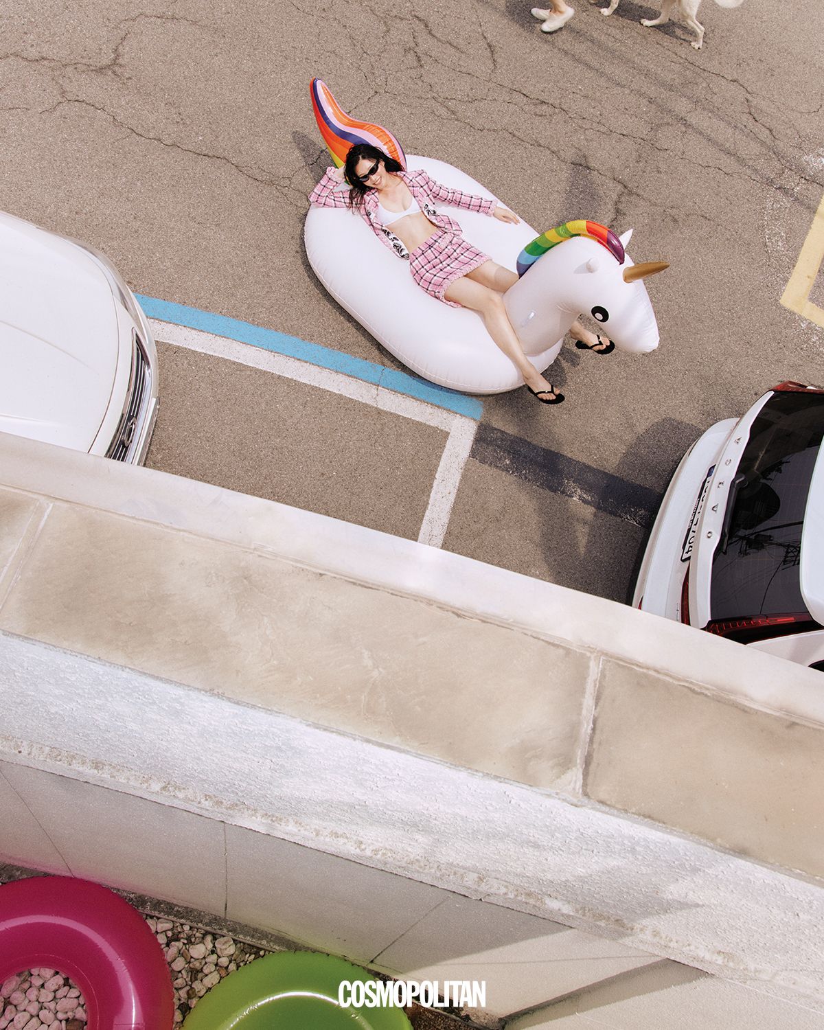 트위드 재킷, 브라톱, 트위드 미니스커트, 플립플롭 모두 가격미정 Chanel. 선글라스 가격미정 Oakley.