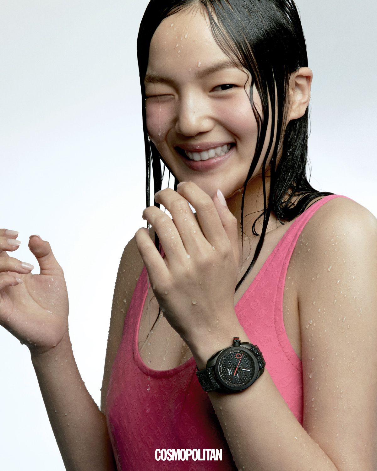 러버 스트랩에 메종을 상징하는 까나쥬 패턴이 새겨진 쉬프르 루즈 워치 가격미정 Dior Timepiece. 스윔슈트 가격미정 Chanel.