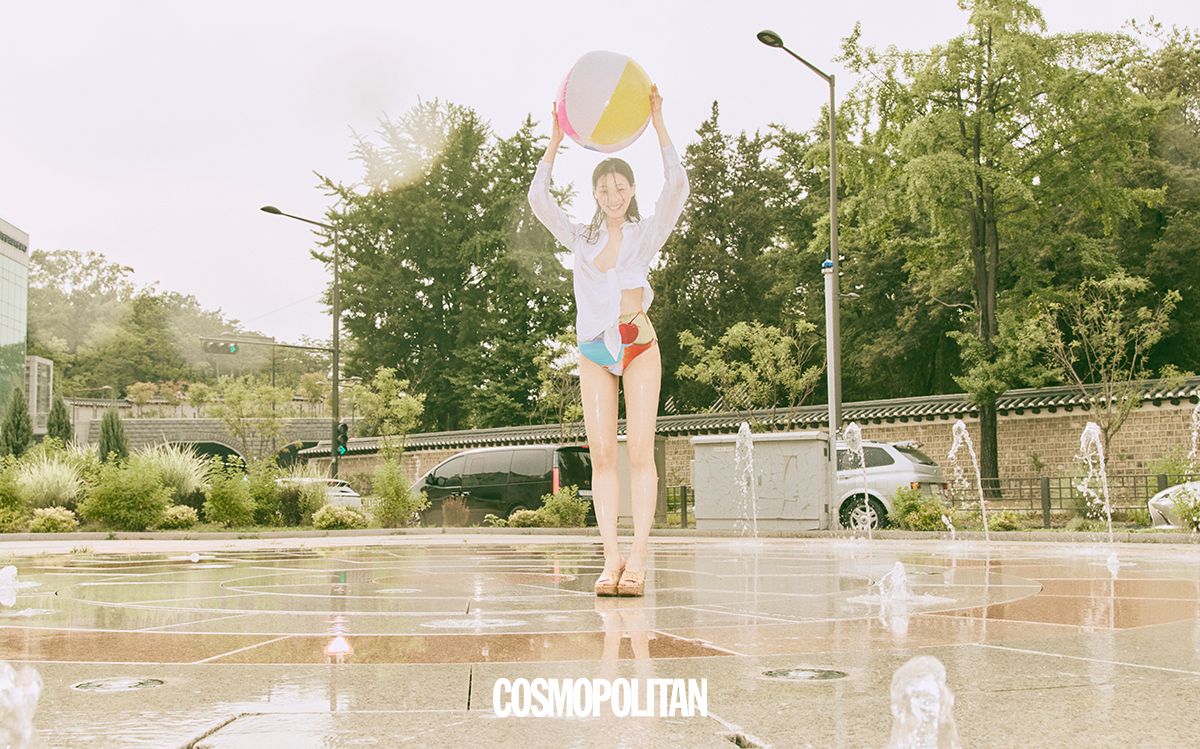 셔츠 가격미정 Jacquemus. 브리프 8만2천원 Delightpool. 뮬 가격미정 Givenchy.