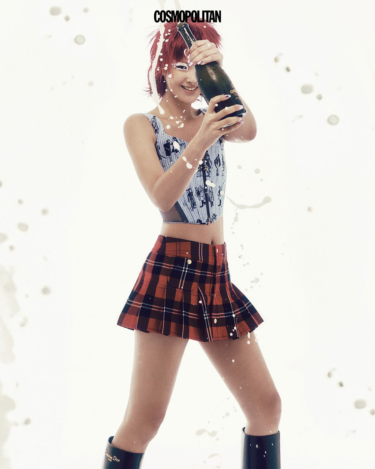코르셋 톱 가격미정 Vivienne Westwood. 미니스커트 가격미정 Celine by Hedi Slimane. 롱 부츠 가격미정 Dior.