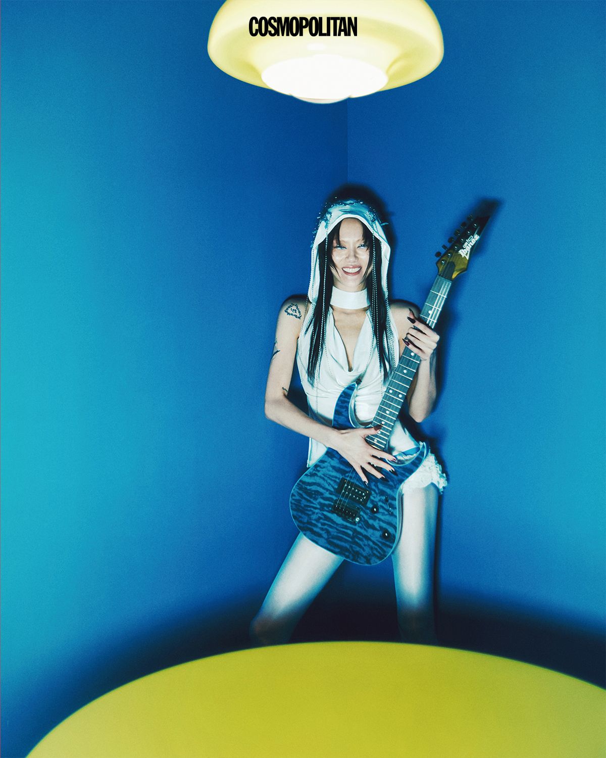 슬리브리스 후디 가격미정 Dohye Yun. 프릴 쇼츠 45만원 Gyouree Kim. 스타킹 에디터 소장품.