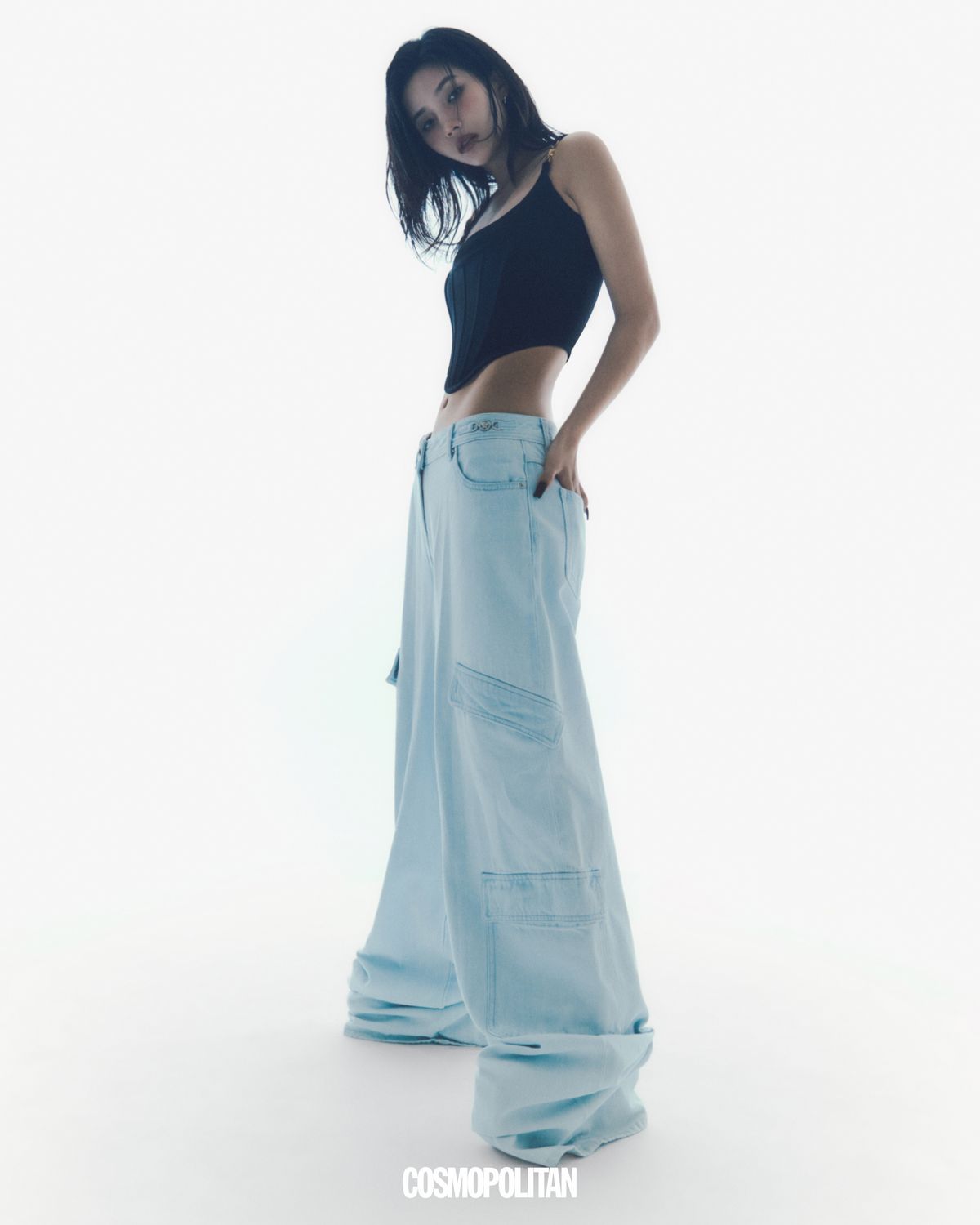 뷔스티에, 데님 팬츠 모두 Versace.