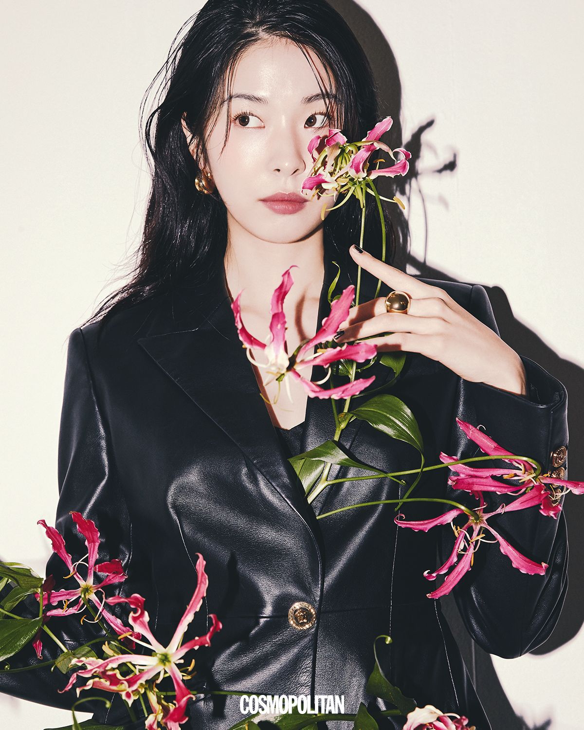 레더 재킷 Versace. 귀고리 Tom Wood. 반지 Numbering.