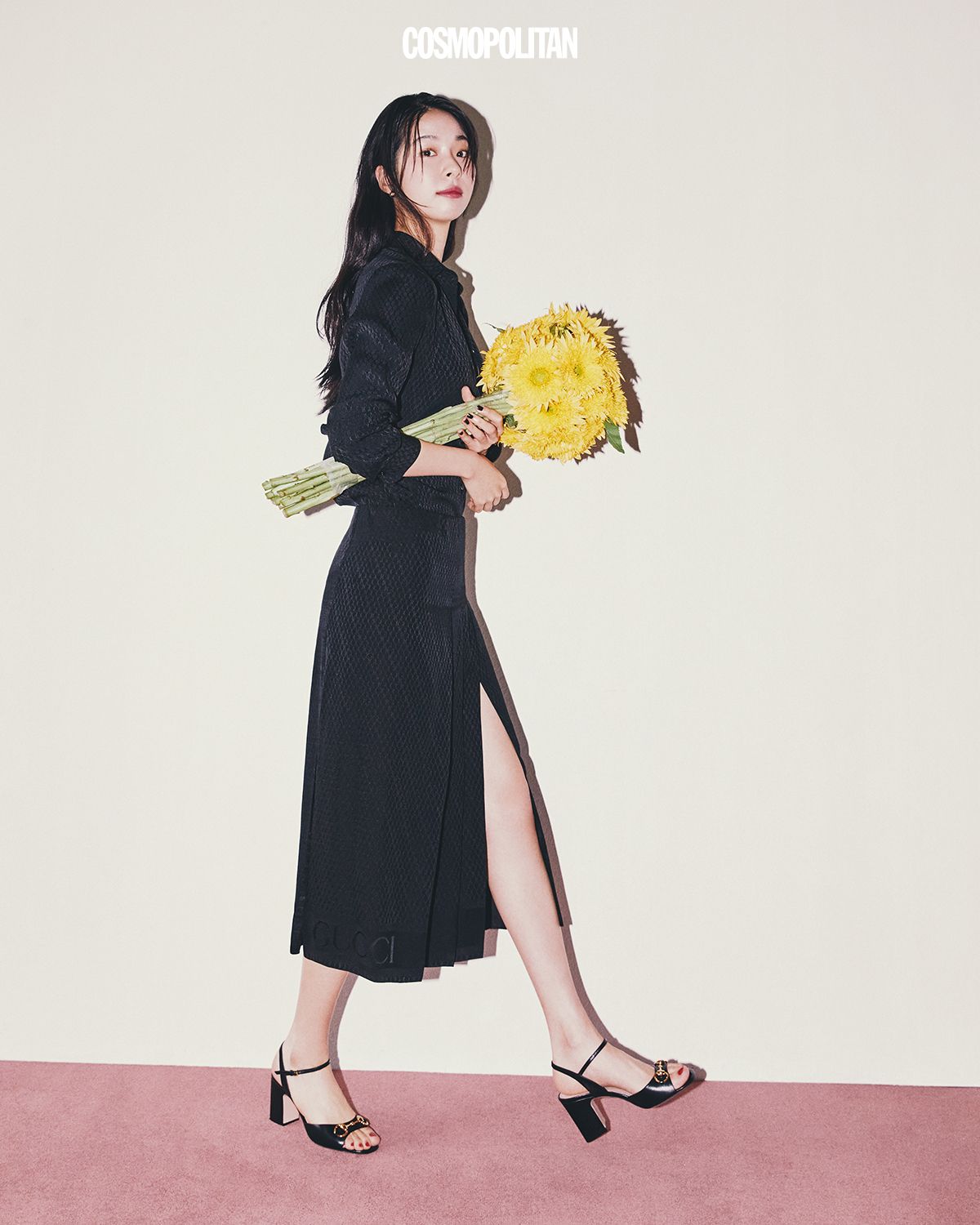 셔츠, 스커트, 귀고리, 슈즈 모두 Gucci.