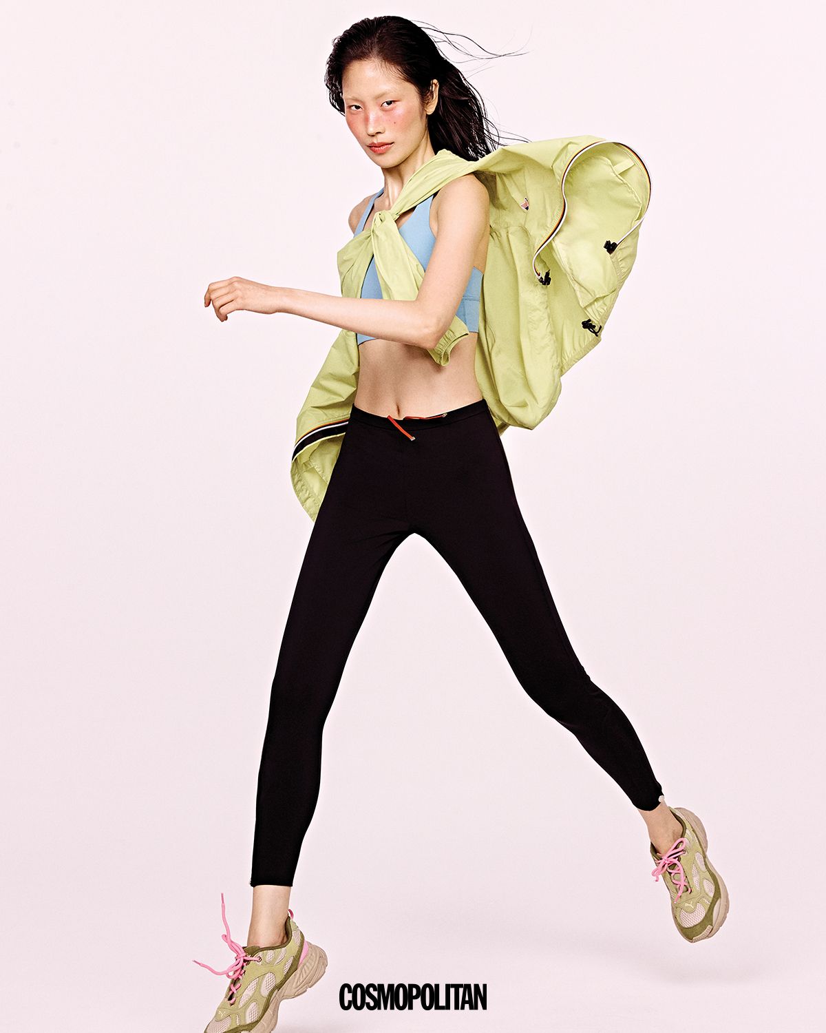 윈드브레이커 21만9천원 K-Way. 브라톱 7만8천원 Lululemon. 레깅스 가격미정 Hermès. 스니커즈 19만9천원 Puma.