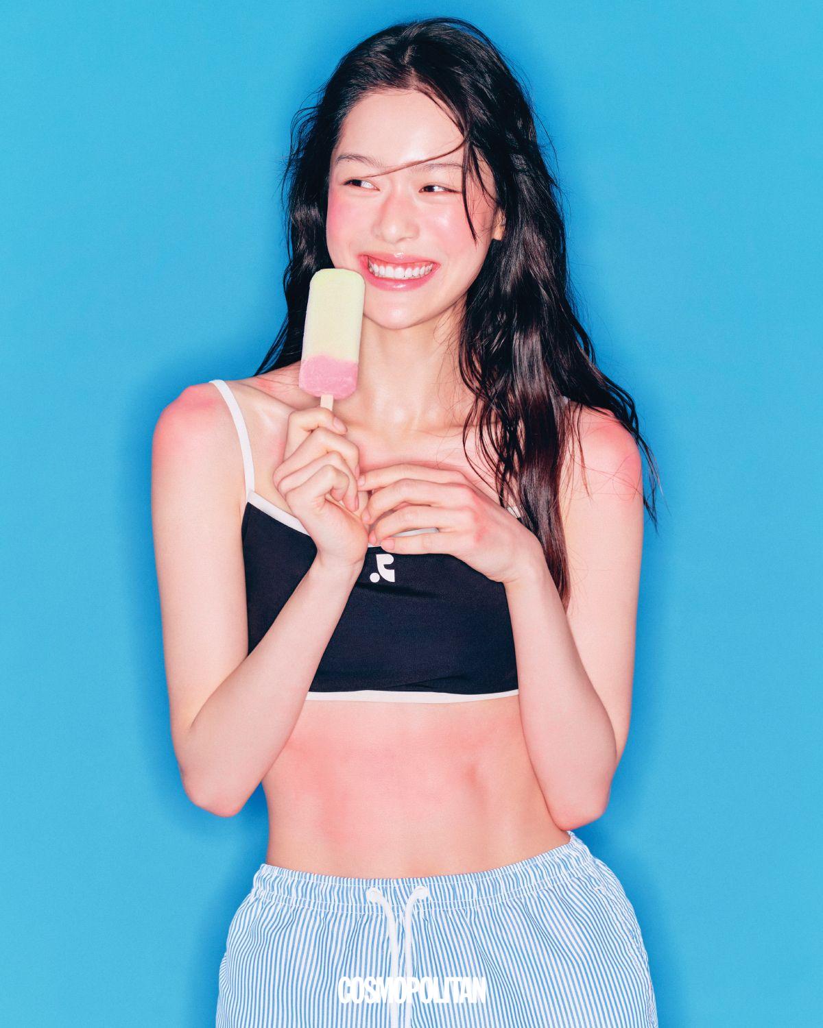 비키니 톱 11만9천원 Rest & Recreation. 쇼츠 11만8천원 Clove.