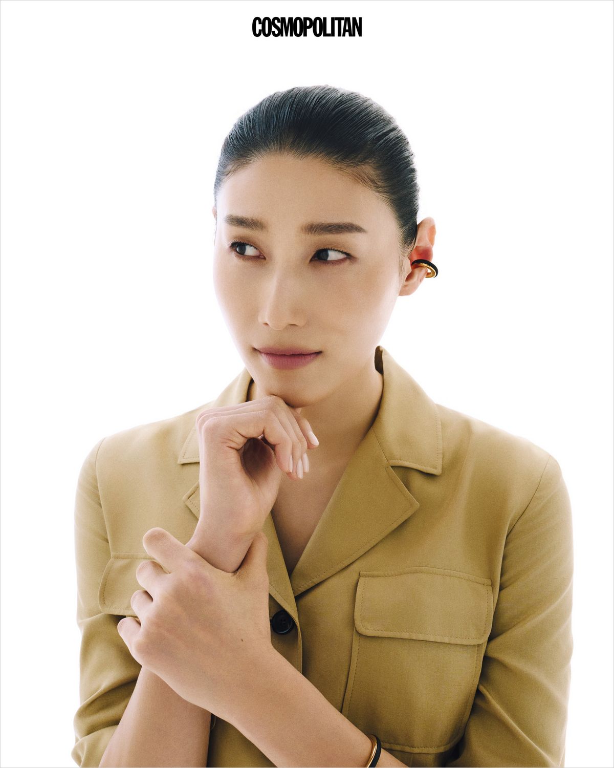 실크 소재의 마틸드 재킷, 이어 커프로 연출한 브라스와 실크 새틴 소재의 듀오 청키 후프 이어링, 브라스와 카프 스킨 소재의 커프 브레이슬릿 모두 Loro Piana.