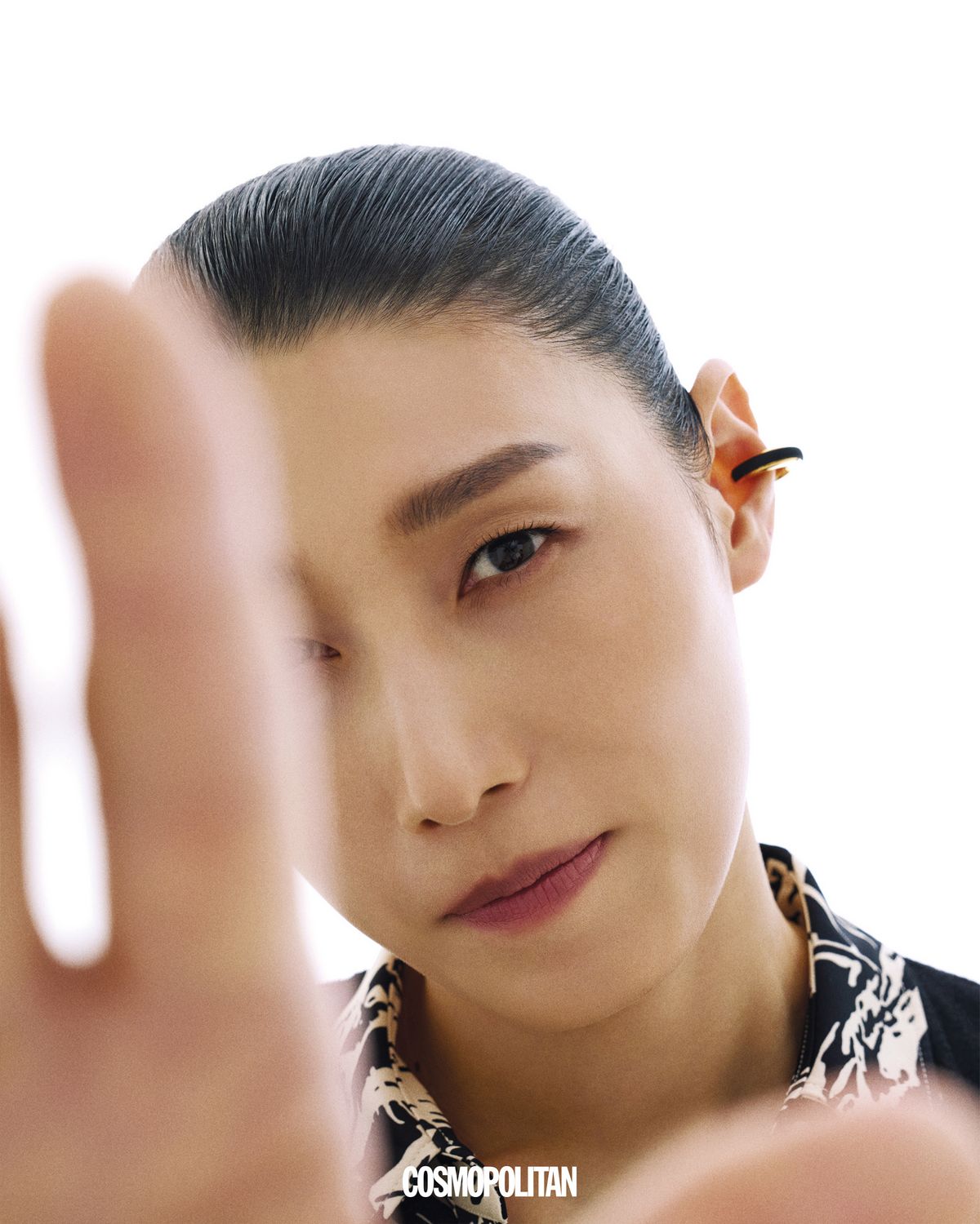 실크 소재의 엘리사벳 셔츠, 이어 커프로 연출한 브라스와 실크 새틴 소재의 듀오 청키 후프 이어링 모두 Loro Piana.