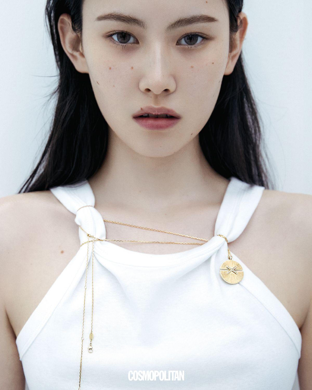 선버스트 세공으로 광채 모티브를 더한 주 드 리앙 하모니 롱 펜던트 목걸이 1천만원대 Chaumet. 탱크톱 가격미정 Cos.