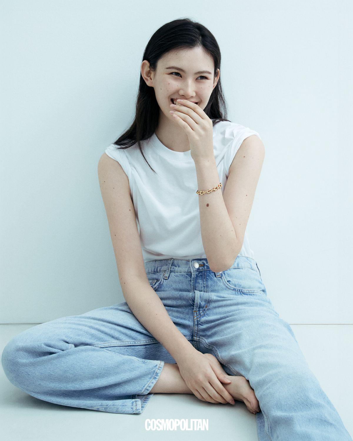 메종의 상징적인 포스텐 모티브가 체인처럼 연결된 브레이슬릿 2천만원대 Fred. 티셔츠 가격미정 The Row. 데님 팬츠 가격미정 Tommy Hilfiger.