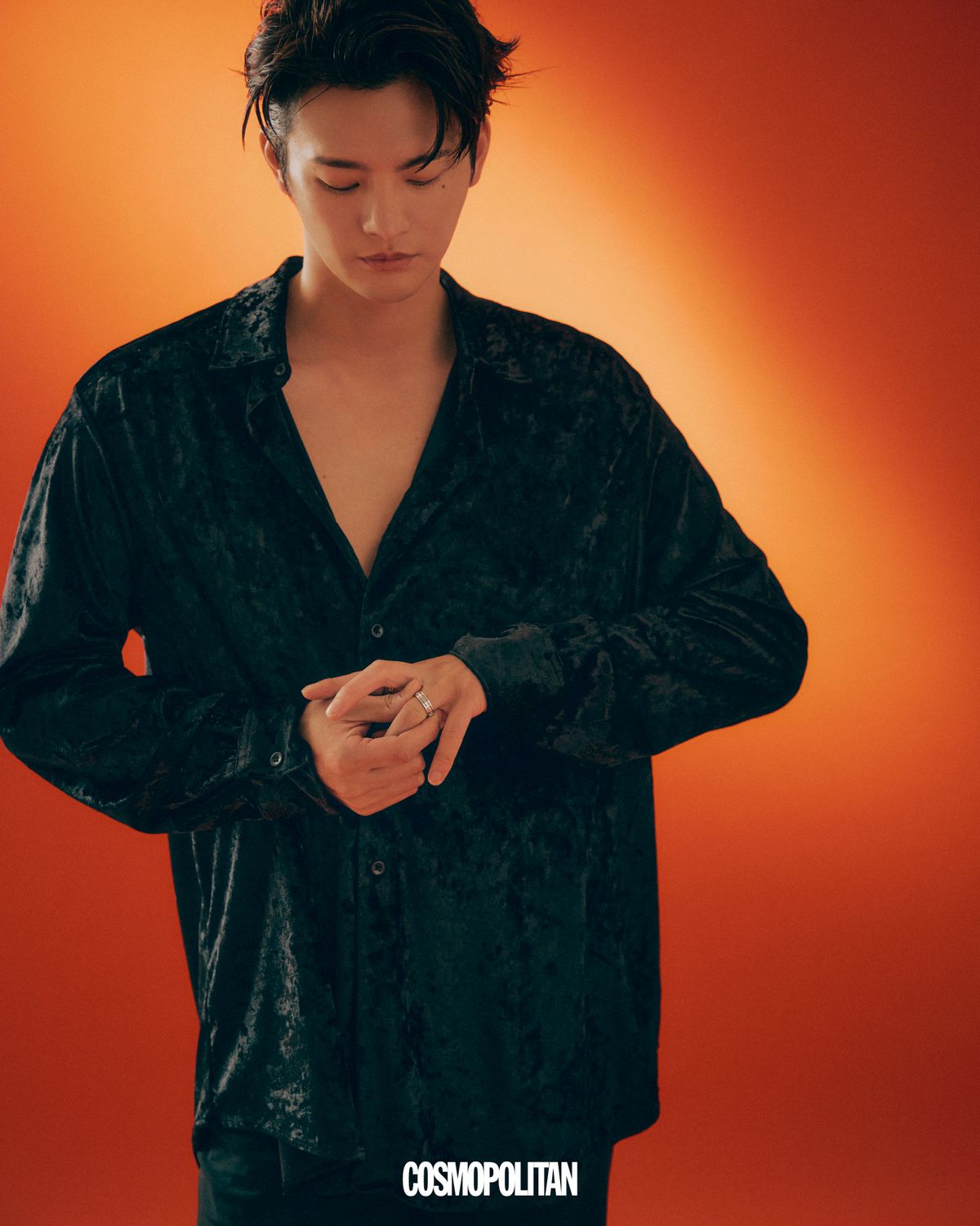 반지 Damiani. 셔츠, 팬츠 스타일리스트 소장품. 